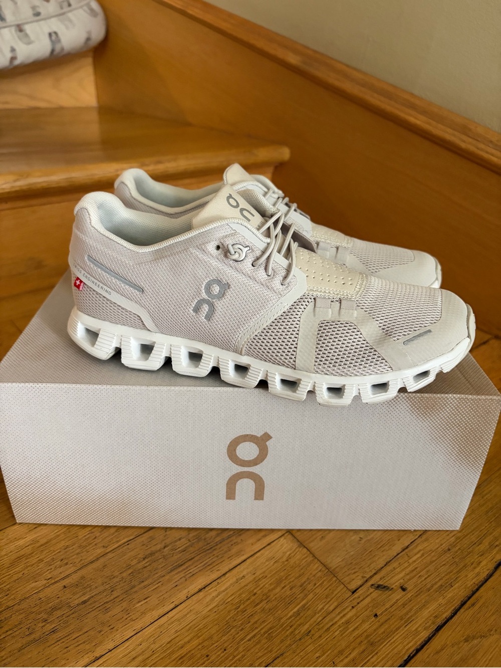 On Running Cloud 5 Women’s 6.5 pearl/white
